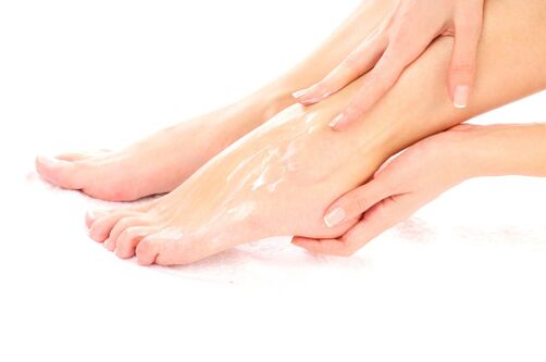 Application of varicose vein gel on the legs